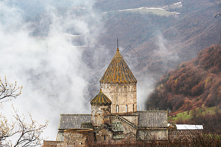 古老的修道院塔特夫覆盖着亚美尼亚山区的云层成立于906图片
