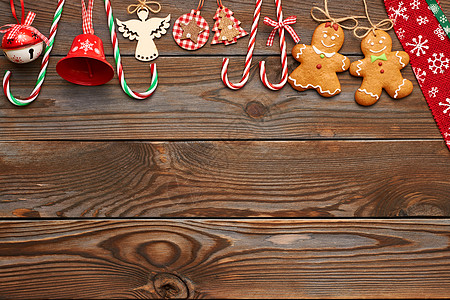 诞节自制姜饼饼干木制背景上的手工装饰图片