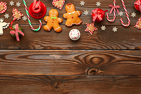 诞节自制姜饼饼干木制背景上的手工装饰图片