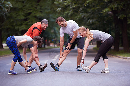 慢跑者训练前公园里伸展运动图片