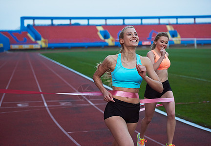 女跑步者完成体育比赛图片