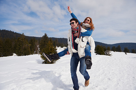 浪漫的冬天场景,快乐的轻夫妇冬季度假的新鲜节目上玩得很开心,山上的自然景观图片