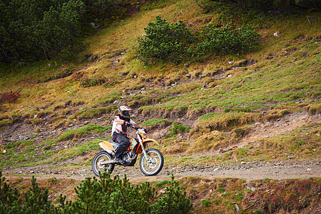 业余摩托越野司机爱好骑山路上图片