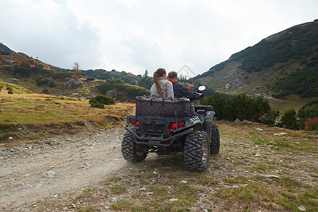 夫妇驾驶ATV四方自行车山地自然图片