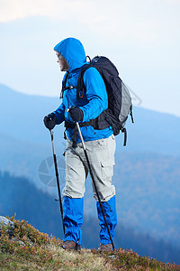 利的人带着背包徒步旅行山林图片