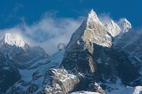 法国阿尔卑斯山的山峰覆盖着新鲜的雪冬季景观自然景观美丽阳光明媚的冬季图片