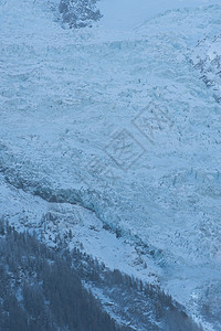 法国阿尔卑斯山的山峰覆盖着新鲜的雪冬季景观自然景观美丽阳光明媚的冬季图片