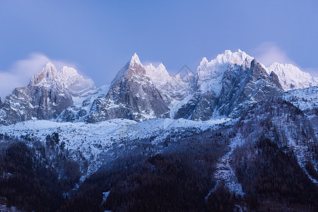 法国阿尔卑斯山的山峰覆盖着新鲜的雪夜间冬季景观自然景观图片