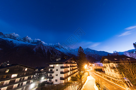 法国阿尔卑斯山的山峰覆盖着新鲜的雪夜间冬季景观自然景观图片