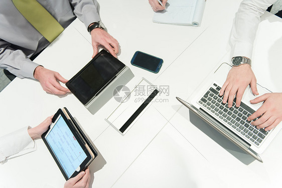 商业人士的空中俯视图,小讨论会议商人提出的想法项目笔记本电脑平板电脑图片
