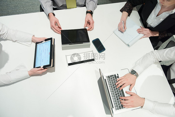 商业人士的空中俯视图,小讨论会议商人提出的想法项目笔记本电脑平板电脑图片