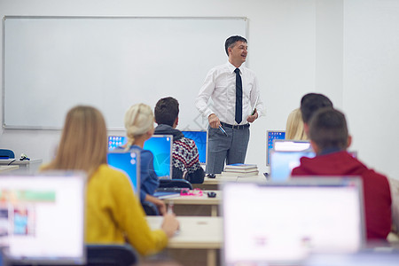 群计算机实验室上课的学生,学中得帮助支持高清图片