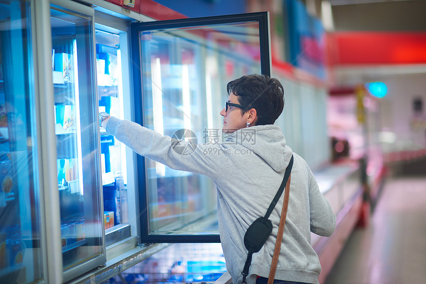 超市商店买食物杂货店的购物妇女图片