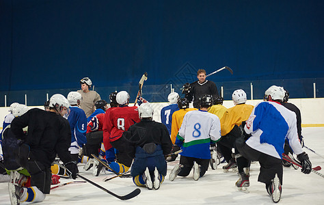 冰球运动员小会议与教练室内体育场图片