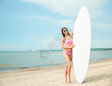 暑假,旅游,冲浪,水上运动人们的轻的女人穿着泳衣,海滩上冲浪板背景图片