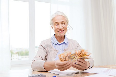 商业,储蓄,金保险,龄人的快乐的老妇女与计算器账单计数欧元家里图片