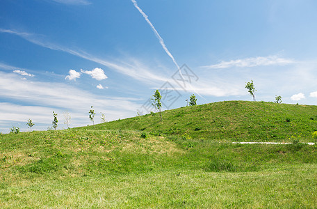 自然季节乡村景观夏季绿地蓝天上的山丘图片