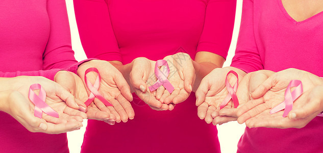 医疗保健,人医学密切妇女空白衬衫与粉红色乳腺癌意识丝带白色背景图片