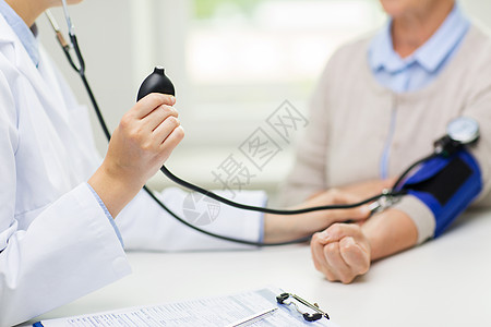 医学,龄,保健人的密切医生与血压计检查老年女子的血压水平医院图片