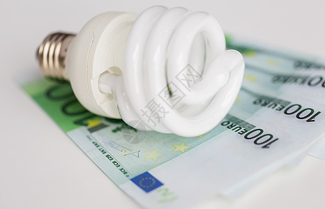 商业,金融,节能公用事业的欧元纸币灯泡桌子上图片