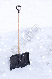 冬季设备黑色雪展与木制手柄雪堆黑色雪展,木柄雪堆里图片