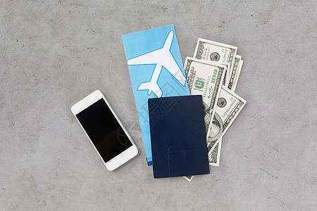 旅游,旅游物品机票,金钱,智能手机护照灰色混凝土背景图片