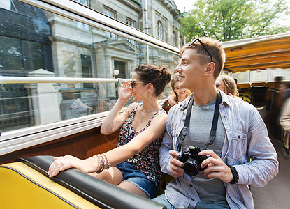 旅游,暑假,观光人的微笑的青少夫妇与相机旅游巴士图片