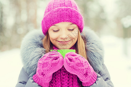 季节,诞节,饮料人们的快乐的微笑轻妇女与杯子喝热茶冬季森林图片