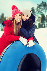冬天,休闲,运动,友谊人的快乐的女孩朋友与雪管拥抱户外图片
