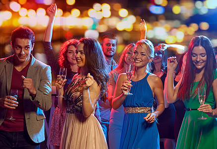 派,假日,庆祝,夜生活人们的快乐的朋友带着杯含酒精的香槟夜总会迪斯科跳舞图片