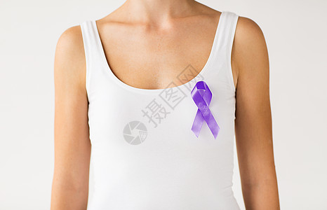 慈善人保健社会问题密切关注胸前紫色意识丝带的妇女图片