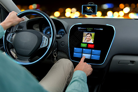 交通,现代技术,通信人的密切男子驾驶汽车接收妇女的电话电脑屏幕上图片