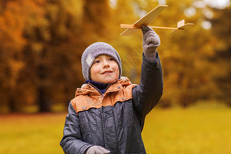秋天,童,梦想,休闲人们的快乐的小男孩户外玩木制玩具飞机图片