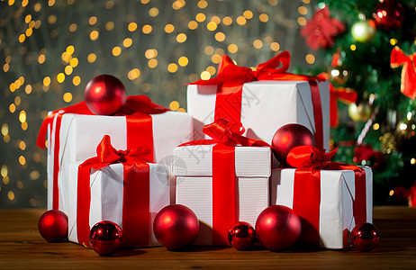 诞节,假日,礼物,新庆祝礼品盒红色球下的诞节树木地板上图片