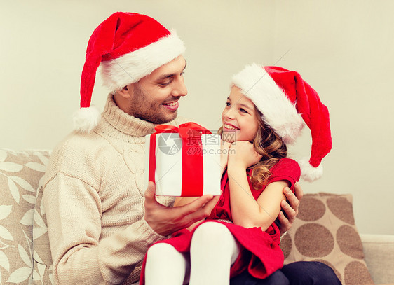 家庭,诞节,冬天,幸福人们的微笑的父亲给女儿礼物盒图片