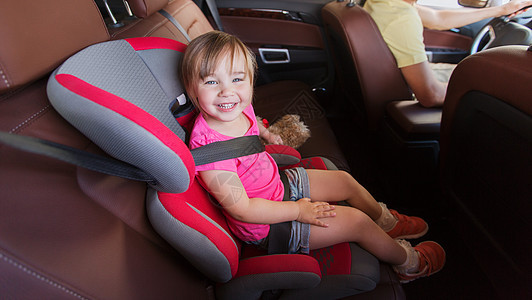 家庭,交通,安全,道路旅行人的快乐的小女孩坐婴儿车座位父亲驾驶图片