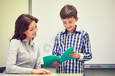 教育,小学,学,考试人的学校男孩与笔记本老师课堂上图片