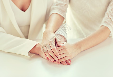 人,同婚姻爱情亲密的幸福已婚夫妇的手图片