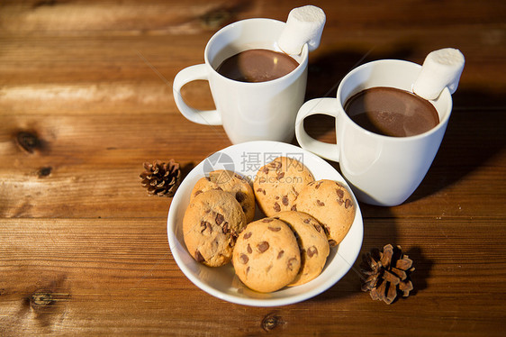 假期,诞节,冬天,食物饮料的杯子与热巧克力可可饮料棉花糖与燕麦饼干木桌上图片