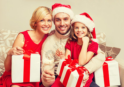 家庭,诞节,冬天,幸福人的微笑的家庭诞老人助手帽子与许多礼品盒孟加拉灯背景图片