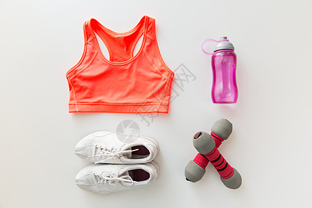 运动,健身,健康的生活方式物品的女运动服装,哑铃瓶子图片