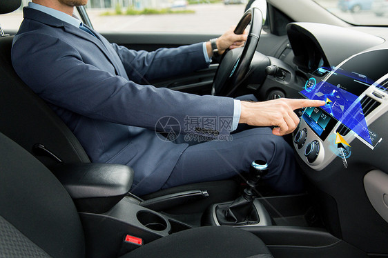 运输,商务旅行,导航,技术人的轻人穿着西装驾驶汽车用GPS导航系统电脑屏幕上图片