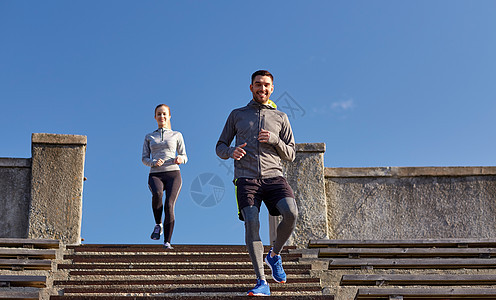 健身,运动,人生活方式的幸福的夫妇步行下楼体育场图片