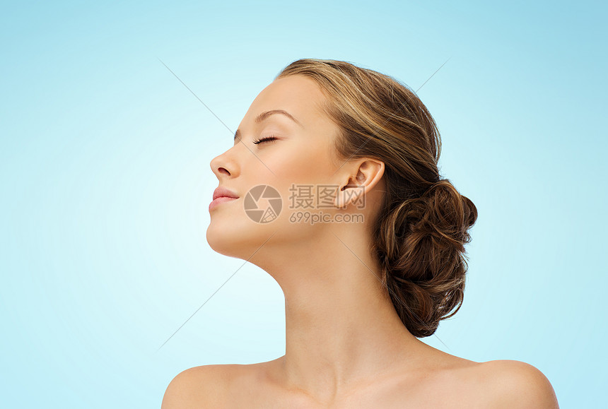 美丽人健康的轻的女人脸闭着眼睛肩膀侧视蓝色背景