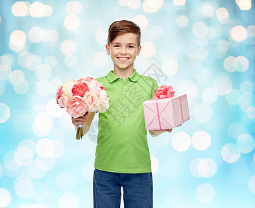 童,假期,礼物人的快乐的男孩抱着花礼品盒蓝光背景图片