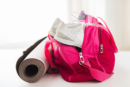 运动,健身,健康的生活方式物品的女体育用品袋图片