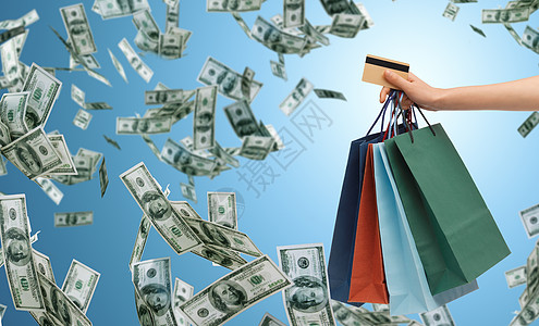 人,销售,金融消费主义近距离的男手购物袋银行信用卡蓝色背景金钱雨图片