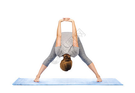 健身,运动,人健康的生活方式妇女瑜伽宽腿向前弯曲姿势垫子上图片
