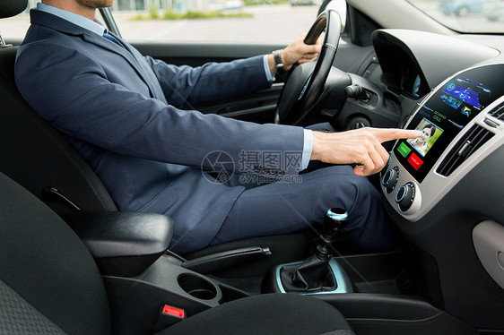 运输,商务旅行,技术人的轻男子西装驾驶汽车接收来电妇女电脑屏幕上图片