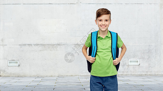 童,学校,教育人的快乐的微笑学生男孩与书包城市街道背景图片